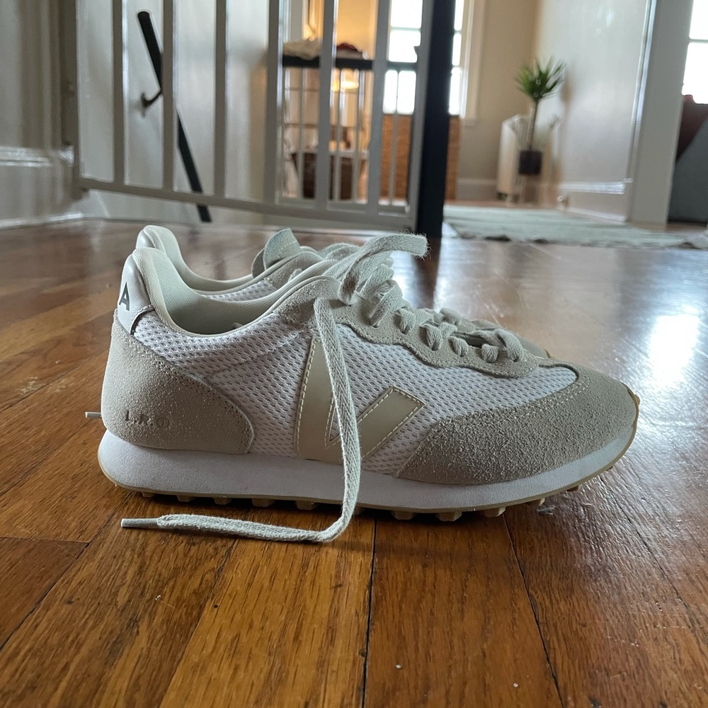 White and cream Vejas